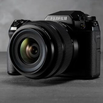Die Fujifilm GFX 50S II kommt in dem aus der GFX100S bekannten Gehäuse mit Staub- und Spritzwasserschutz.