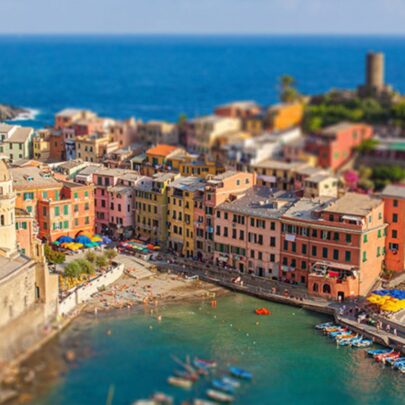 Mediterraner Ort am Meer mit einem Unschärfe-Effekt.