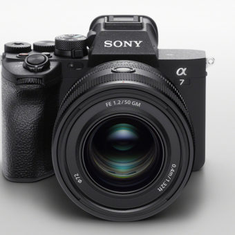 Die Sony Alpha 7 IV wiegt 658 Gramm.