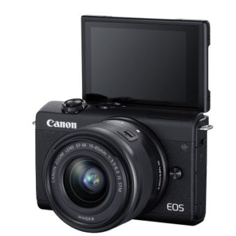 Die Canon EOS M200 mit aufgeklappten Monitor