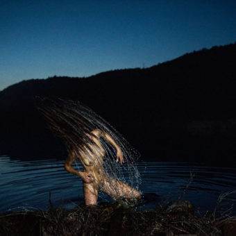 Foto aus der Ausstellung "Pretty Free" von Ryan McGinley