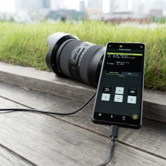 Das Smartphone wird per USB-C-Kabel mit dem Objektiv verbunden.