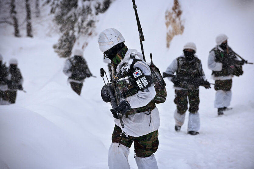 Als Militärpolizei gekennzeichnete südkoreanische Soldaten auf einer Fußpatrouille im Schnee