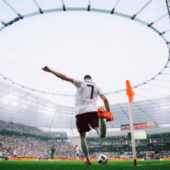 Philipp Reinhard, Julian Draxler beim Eckstoß in Leverkusen bei einem Testspiel gegen Saudi-Arabien vor der Weltmeisterschaft 2018, Modern Print, 55 x 80 cm, Auflage: 6. © PHILIPP REINHARD / DFB