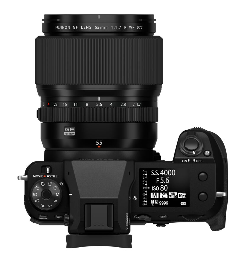 GFX100S II mit dem GF 1,7/55 mm R WR. Trotz der kompakten Abmessungen bringt die Kamera ein Statusdisplay auf der Oberseite mit.
