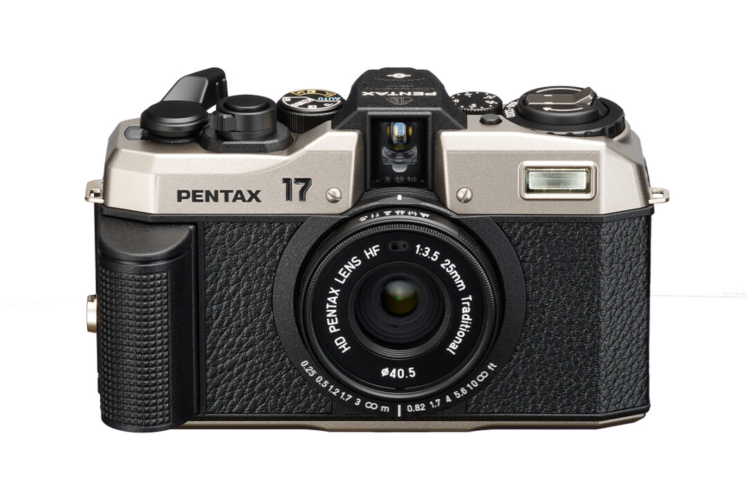 Die Pentax 17 misst 137 x 195 x 104 mm und wiegt 535 g.