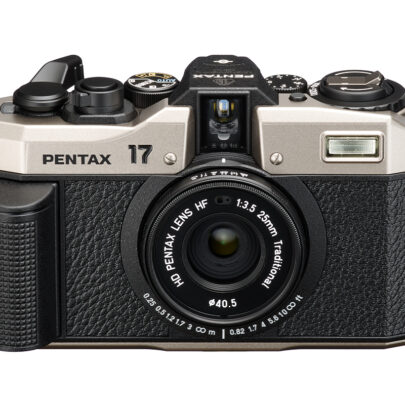 Die Pentax 17 misst 137 x 195 x 104 mm und wiegt 535 g.