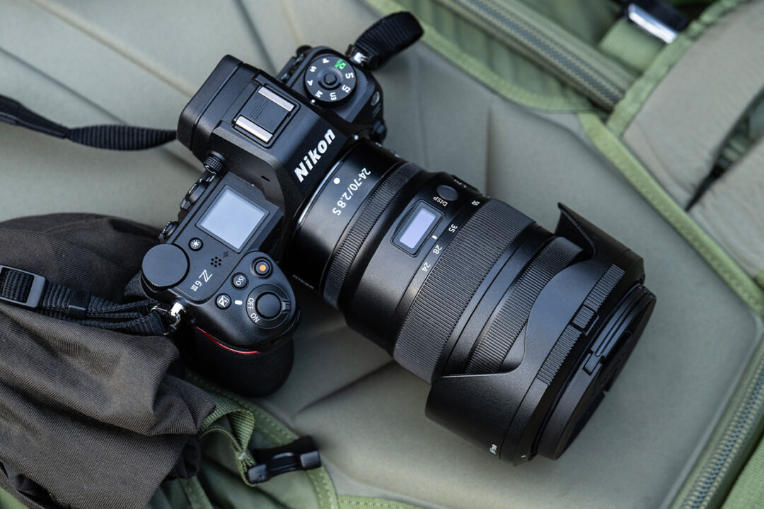 Die Nikon Z6III bringt auf der Oberseite ein kleines Status-Display mit.