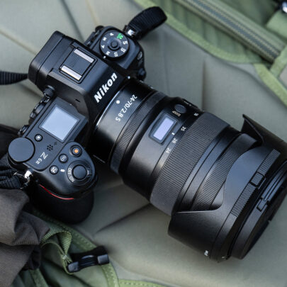 Die Nikon Z6III bringt auf der Oberseite ein kleines Status-Display mit.