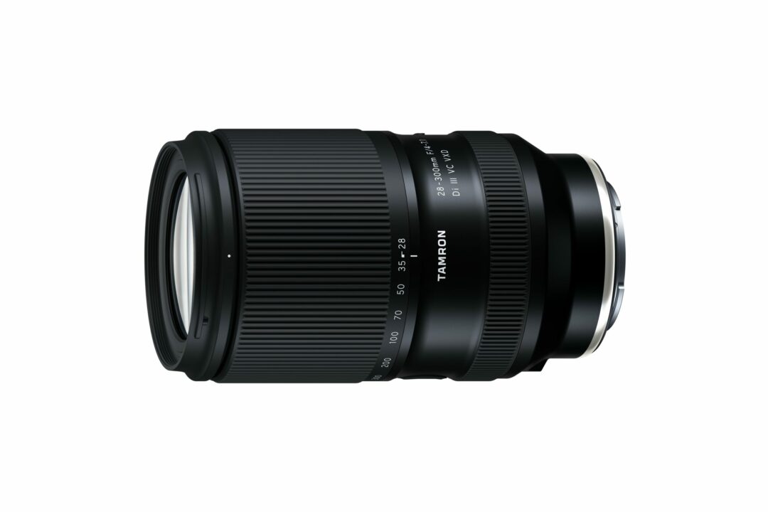 Das Tamron 4-7,1/28-300 mm Di VC VXD ist 126 mm lang und wiegt 610 Gramm.