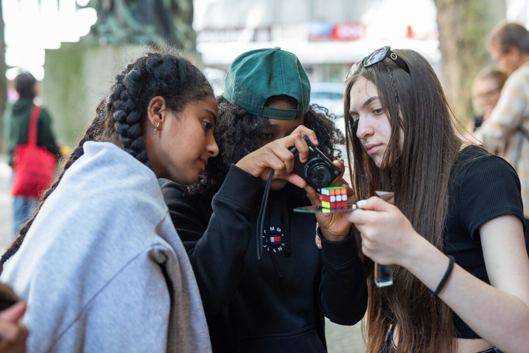 Jugendliche beim Fotografieren und Experimenteiren während des NEXT!-Festivals 2022 in Köln © Thekla Ehling