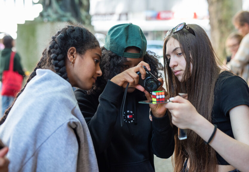Jugendliche beim Fotografieren und Experimenteiren während des NEXT!-Festivals 2022 in Köln © Thekla Ehling
