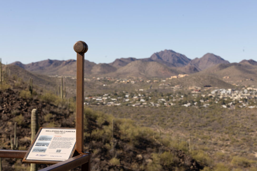 Die Millennium Camera ist eine besondere Lochkamera, entwickelt vom US-Philosophen Jonathan Keats von der University of Arizona. Sie thront an einem Aussichtspunkt mit Blick auf den Tumamoc Hill in der Nähe von Tucson. (© Christopher Richards, University Communications)