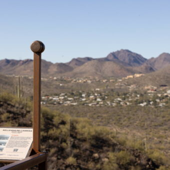 Die Millennium Camera ist eine besondere Lochkamera, entwickelt vom US-Philosophen Jonathan Keats von der University of Arizona. Sie thront an einem Aussichtspunkt mit Blick auf den Tumamoc Hill in der Nähe von Tucson. (© Christopher Richards, University Communications)