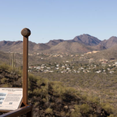 Die Millennium Camera ist eine besondere Lochkamera, entwickelt vom US-Philosophen Jonathan Keats von der University of Arizona. Sie thront an einem Aussichtspunkt mit Blick auf den Tumamoc Hill in der Nähe von Tucson. (© Christopher Richards, University Communications)