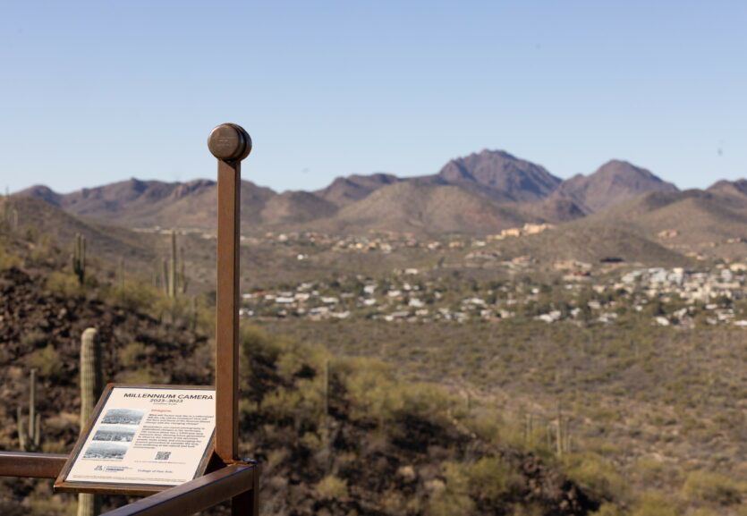 Die Millennium Camera ist eine besondere Lochkamera, entwickelt vom US-Philosophen Jonathan Keats von der University of Arizona. Sie thront an einem Aussichtspunkt mit Blick auf den Tumamoc Hill in der Nähe von Tucson. (© Christopher Richards, University Communications)