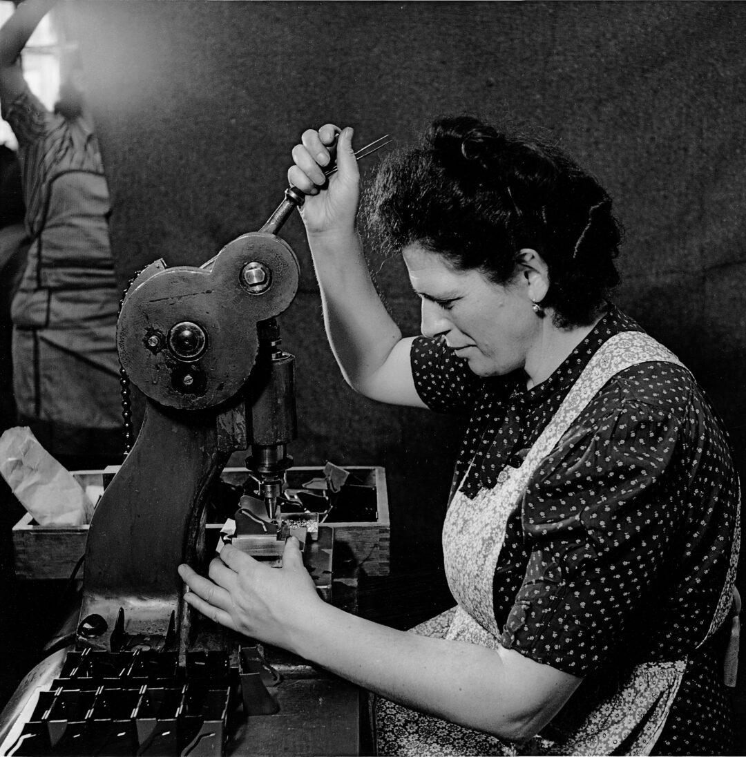 Produktion der Rolleiflex-Kamera in der Firma Franke & Heidecke, Braunschweig 1950 (© Ruth Hallensleben / Fotoarchiv Ruhr Museum)