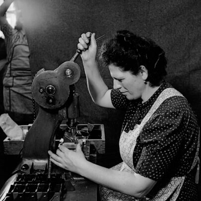 Produktion der Rolleiflex-Kamera in der Firma Franke & Heidecke, Braunschweig 1950 (© Ruth Hallensleben / Fotoarchiv Ruhr Museum)