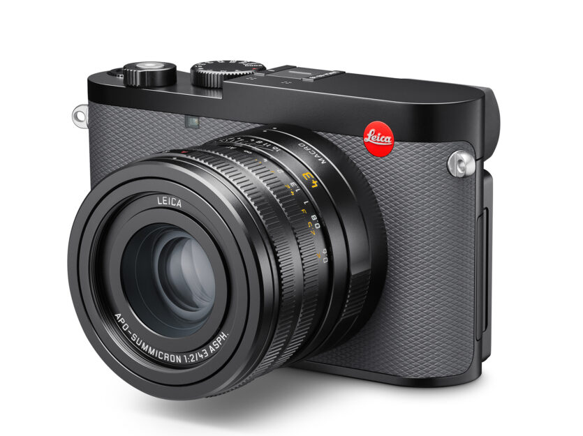 Die Leica Q3 43 wiegt mit Batterie 793 g.