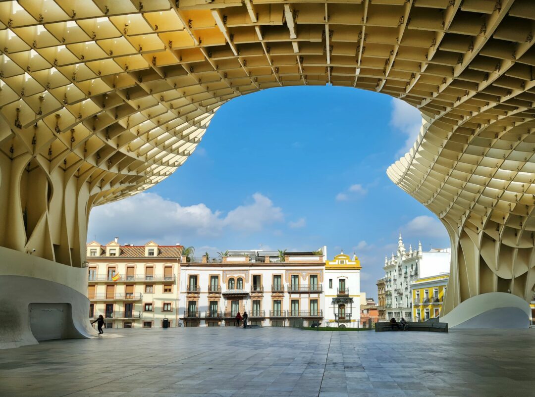 Der Metropol Parasol, neues Wahrzeichen von Sevilla, vor der historischen Kulisse. Foto: Damian Zimmermann