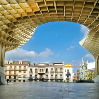 Der Metropol Parasol, neues Wahrzeichen von Sevilla, vor der historischen Kulisse. Foto: Damian Zimmermann