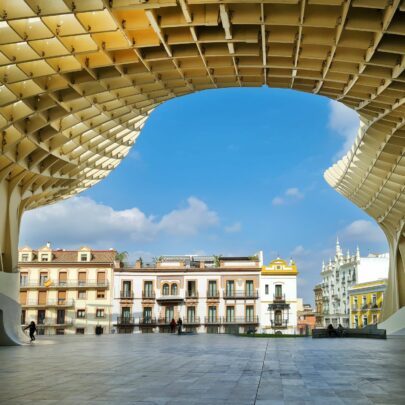 Der Metropol Parasol, neues Wahrzeichen von Sevilla, vor der historischen Kulisse. Foto: Damian Zimmermann