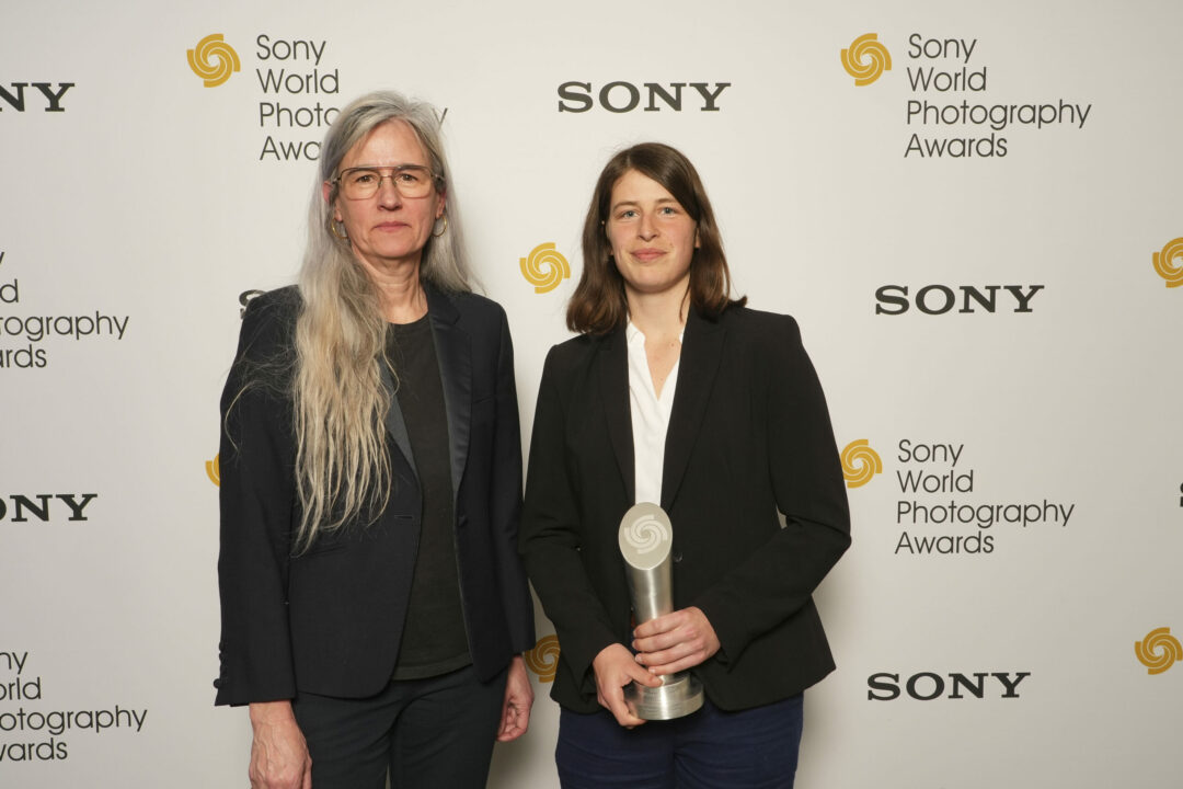 Monica Allende (l.), hier mit Juliette Pavy, Fotografin des Jahres 2024, kehrt im zweiten Jahr als Vorsitzende der Jury für den Profi-Wettbewerb und als Kuratorin der Ausstellung der Sony World Photography Awards 2025 im Somerset House, London, zurück. © Mit freundlicher Genehmigung von Creo