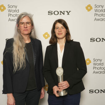 Monica Allende (l.), hier mit Juliette Pavy, Fotografin des Jahres 2024, kehrt im zweiten Jahr als Vorsitzende der Jury für den Profi-Wettbewerb und als Kuratorin der Ausstellung der Sony World Photography Awards 2025 im Somerset House, London, zurück. © Mit freundlicher Genehmigung von Creo