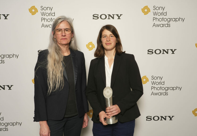 Monica Allende (l.), hier mit Juliette Pavy, Fotografin des Jahres 2024, kehrt im zweiten Jahr als Vorsitzende der Jury für den Profi-Wettbewerb und als Kuratorin der Ausstellung der Sony World Photography Awards 2025 im Somerset House, London, zurück. © Mit freundlicher Genehmigung von Creo