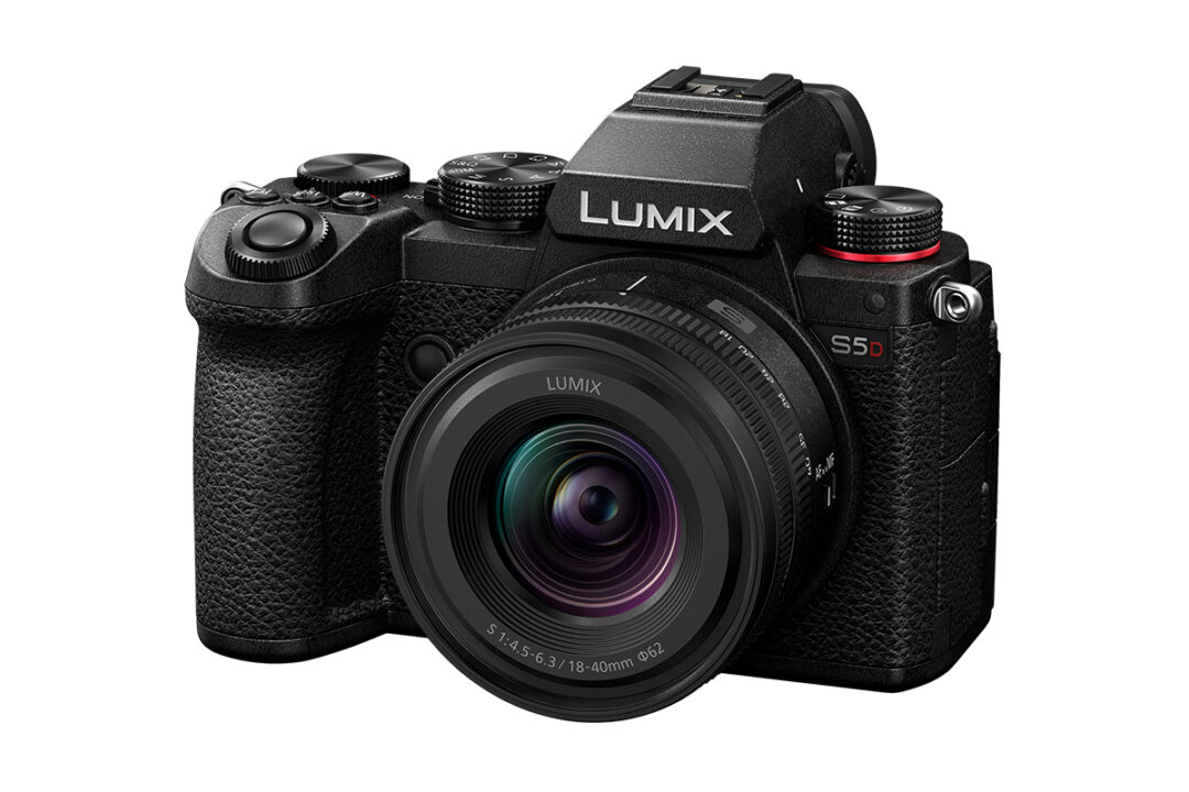 Die Lumix S5D ist etwas kompakter als die S5II und wird im Kit mit dem Lumix S 4,5-6,3/18-40 mm ausgeliefert.