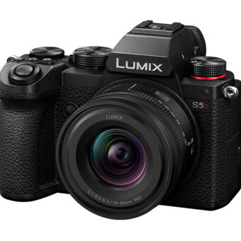 Die Lumix S5D ist etwas kompakter als die S5II und wird im Kit mit dem Lumix S 4,5-6,3/18-40 mm ausgeliefert.