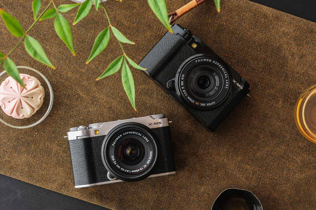 Die Fujifilm X-M5 ist in Schwarz und Silber erhältlich.