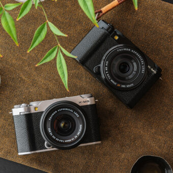 Die Fujifilm X-M5 ist in Schwarz und Silber erhältlich.