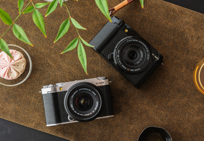 Die Fujifilm X-M5 ist in Schwarz und Silber erhältlich.