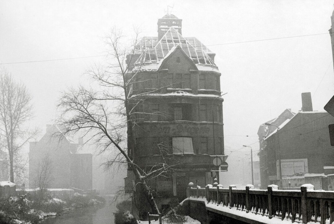 Eines der zehn Motive beim ersten DGPh Art Drop ist das Foto "Klausbrücke", aufgenommen von Helga Paris in Halle a. d. Saale für ihre Serie „Häuser und Gesichter“, Halle 1983-1985.