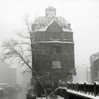 Eines der zehn Motive beim ersten DGPh Art Drop ist das Foto "Klausbrücke", aufgenommen von Helga Paris in Halle a. d. Saale für ihre Serie „Häuser und Gesichter“, Halle 1983-1985.