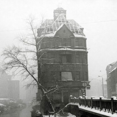 Eines der zehn Motive beim ersten DGPh Art Drop ist das Foto "Klausbrücke", aufgenommen von Helga Paris in Halle a. d. Saale für ihre Serie „Häuser und Gesichter“, Halle 1983-1985.