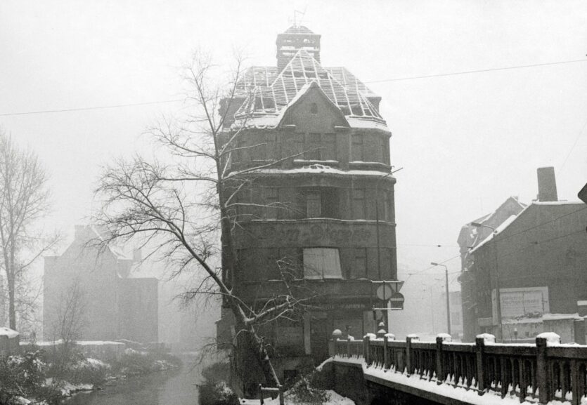 Eines der zehn Motive beim ersten DGPh Art Drop ist das Foto "Klausbrücke", aufgenommen von Helga Paris in Halle a. d. Saale für ihre Serie „Häuser und Gesichter“, Halle 1983-1985.