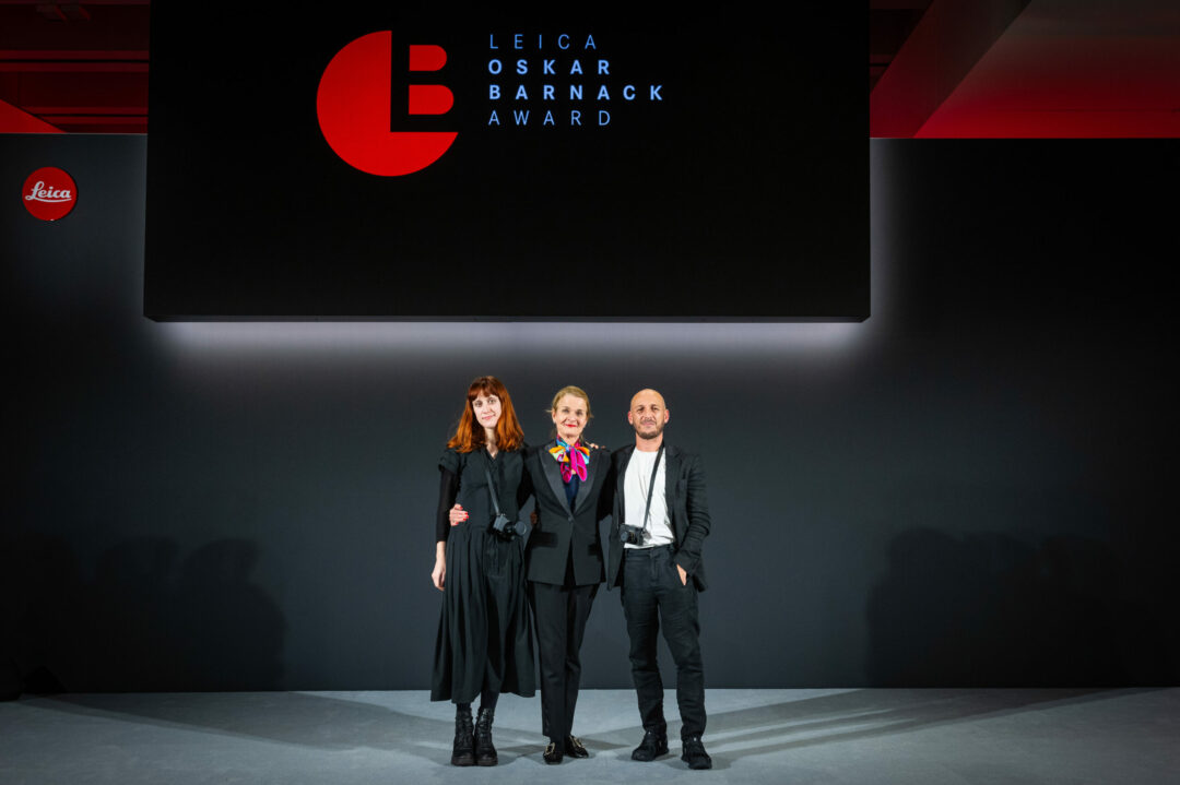 Karin Rehn-Kaufmann, Art Director und Generalbevollmächtigte der Leica Galerien International (M.), bei der Verleihung des Leica Oskar Barnack Award 2024 mit den Preisträgern Davide Monteleone und Maria Guțu.