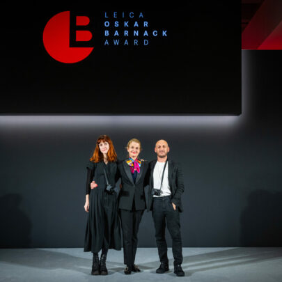 Karin Rehn-Kaufmann, Art Director und Generalbevollmächtigte der Leica Galerien International (M.), bei der Verleihung des Leica Oskar Barnack Award 2024 mit den Preisträgern Davide Monteleone und Maria Guțu.