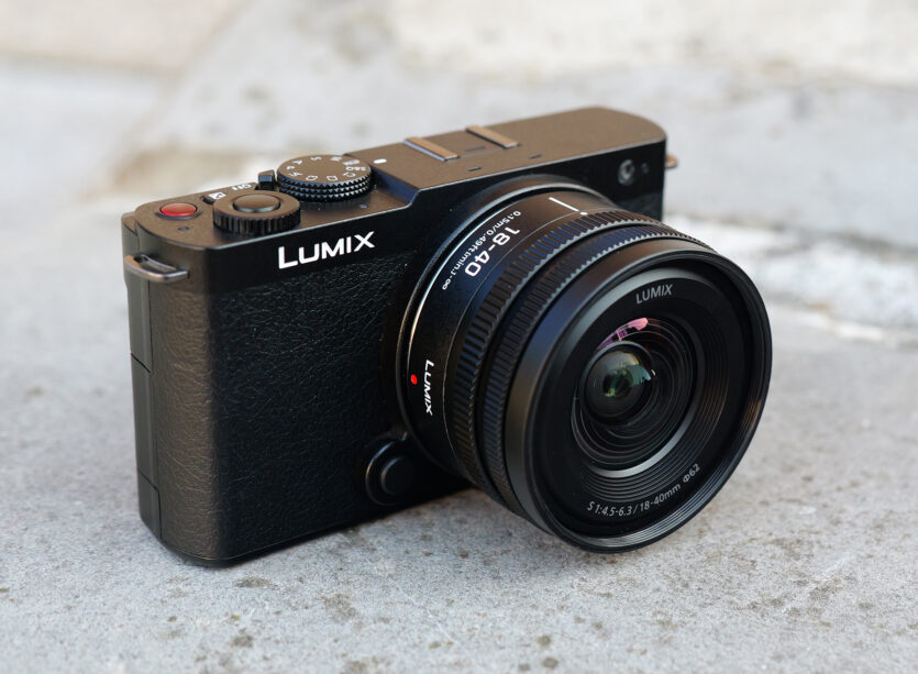 Das neue Lumix S 4,5-6,3/18-40 mm passt besonders gut zu der kleinen Vollformatkamera Lumix S9.