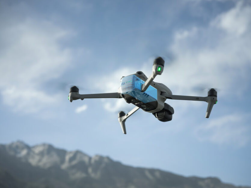 Drohnenaufnahmen mit fliegenden Kameras, hier die neue DJI Air 3S, unterliegt zahlreichen Einschränkungen.