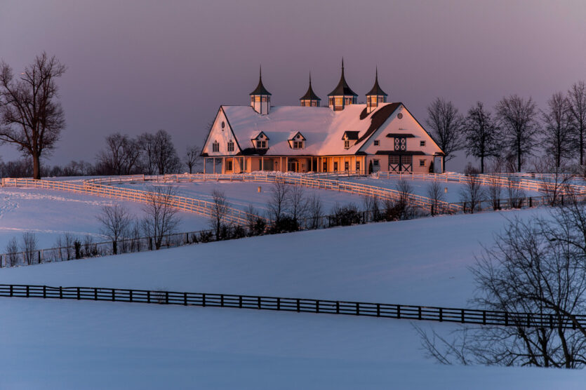 Die Goldene Stunde, kurz nach Sonnenaufgang und kurz vor Sonnenuntergang, ist eine lohnende Zeit beim Fotografieren im Winter. Städte und Dörfer wirken im goldenen Winterlicht besonders stimmungsvoll.