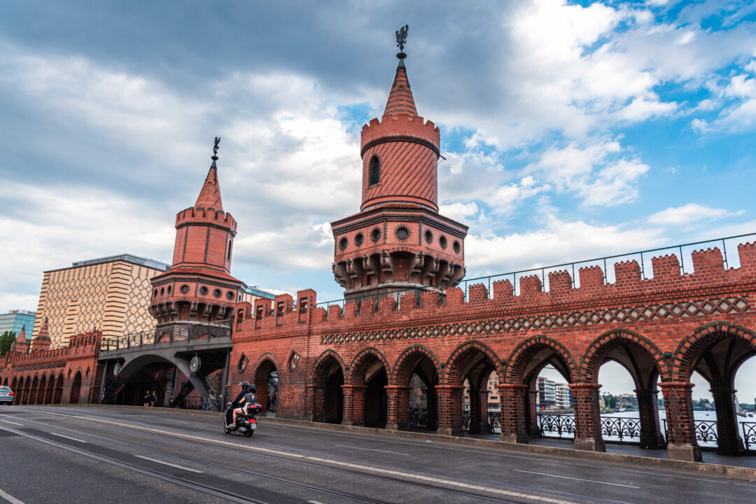 Das Motto des Fotomarathon Berlin lautet: „Was bewegt dich in der Stadt?“. In diesem Fall ein E-Roller, mit dem ein Pärchen über die Oberbaumbrücke fährt, welche die Ortsteile Kreuzberg und Friedrichshain verbindet.