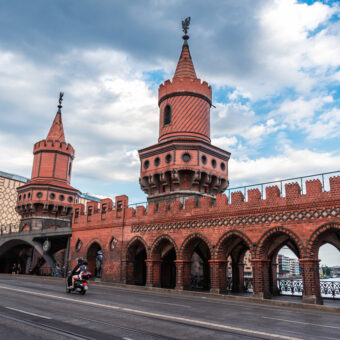 Das Motto des Fotomarathon Berlin lautet: „Was bewegt dich in der Stadt?“. In diesem Fall ein E-Roller, mit dem ein Pärchen über die Oberbaumbrücke fährt, welche die Ortsteile Kreuzberg und Friedrichshain verbindet.