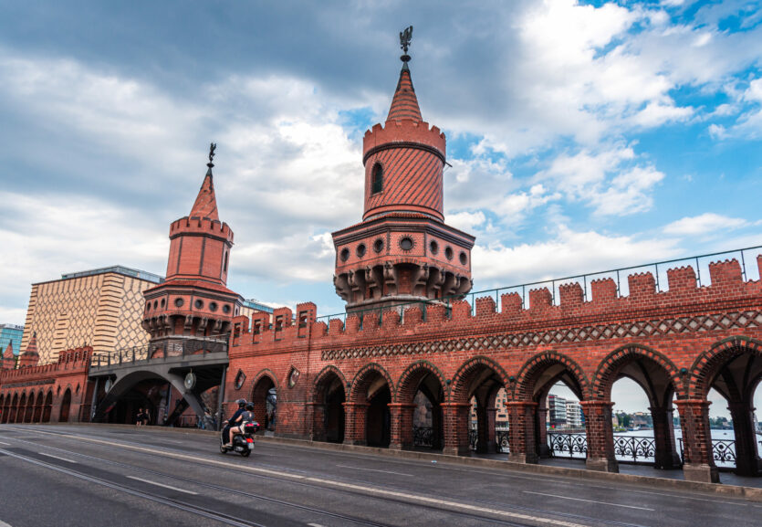 Das Motto des Fotomarathon Berlin lautet: „Was bewegt dich in der Stadt?“. In diesem Fall ein E-Roller, mit dem ein Pärchen über die Oberbaumbrücke fährt, welche die Ortsteile Kreuzberg und Friedrichshain verbindet.