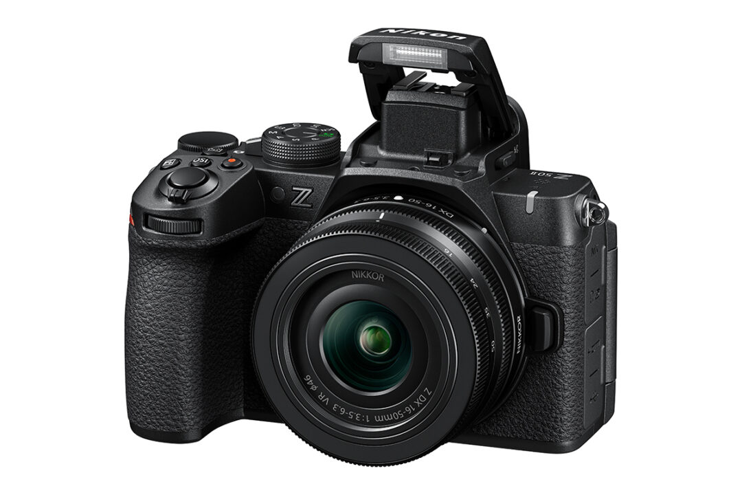 Die Nikon Z50II bringt einen Ausklappblitz mit.