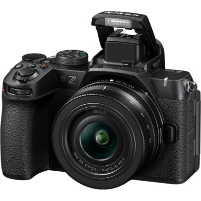 Die Nikon Z50II bringt einen Ausklappblitz mit.