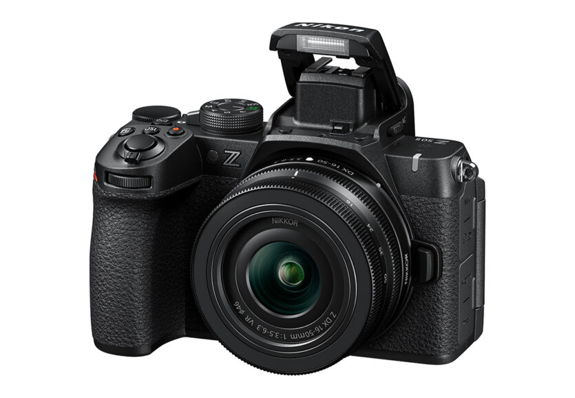 Die Nikon Z50II bringt einen Ausklappblitz mit.