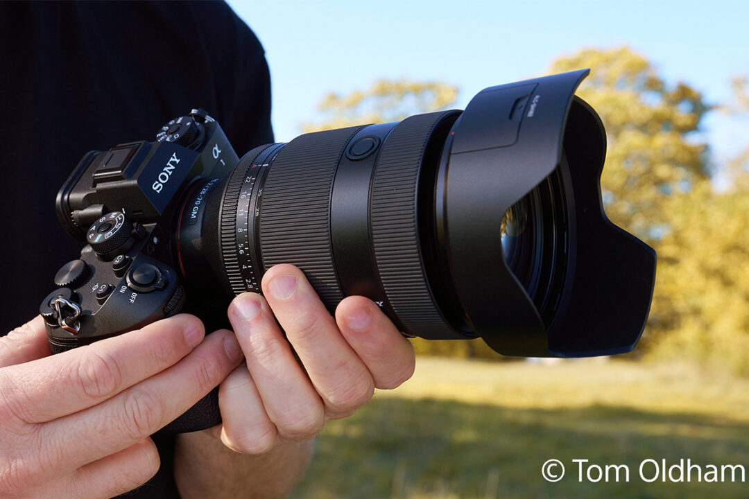 Das Sony FE 2/28-70 mm GM ist rund 140 mm lang.